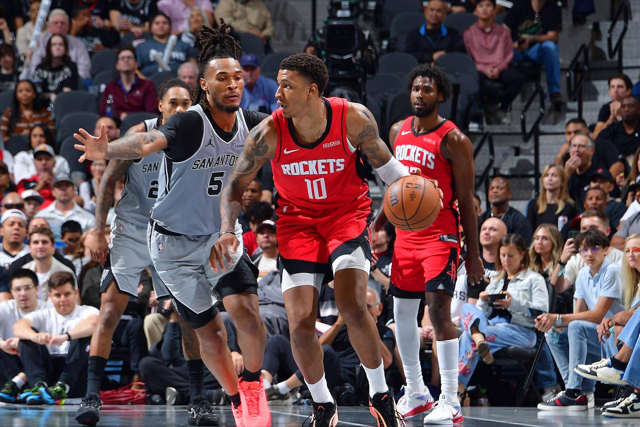 杜兰特关键中投命中，全场欢呼（杜兰特命中关键中距离，现场欢声雷动）