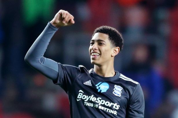 怒不可遏！芬奇场边骂裁判：闭嘴！你漏了两次吹罚 你TM心知肚明（怒火中烧！芬奇场边怒吼裁判：闭嘴！两次漏判你心知肚明）