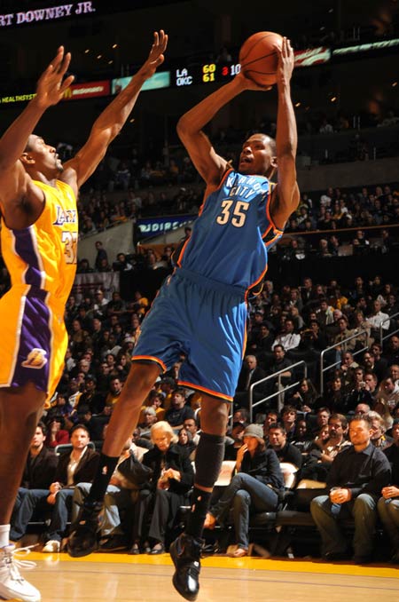 数据占优，拜仁对阿森纳5场不败，14次交手赢下8场（数据优势明显：拜仁近5次对阵阿森纳保持不败，14次交锋斩获8胜）