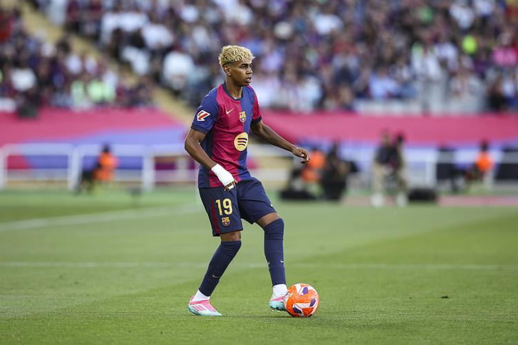 刚收获个人西甲首助😓阿诺德在对阵毕巴的比赛中受伤下场（刚献西甲生涯首助，阿诺德对毕巴比赛伤退）