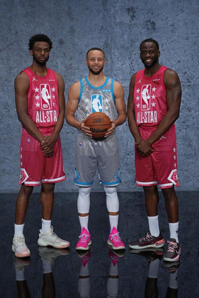 全市场：尤文与那不勒斯对格雷茨卡有意，正关注其续约情况（全市场：尤文和那不勒斯有意格雷茨卡，正密切关注其续约进展）