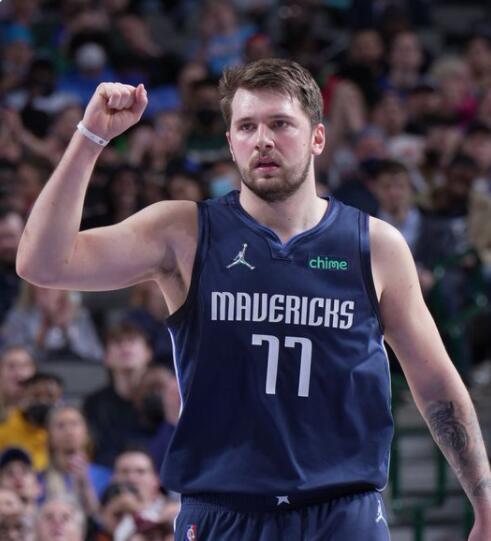 究极进化！克拉克斯顿29分钟砍14分11板10助 本赛季第2次三双！（全能爆发！克拉克斯顿29分钟14分11板10助，本赛季第2次三双）