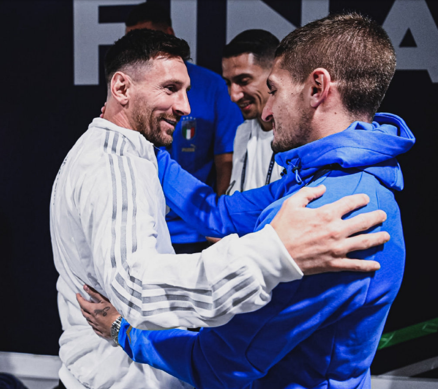 没绷住，1米95的哈兰德看到1米75的居莱尔角球盯防自己后笑了（1米95的哈兰德见1米75的居莱尔角球盯防，没忍住笑了）