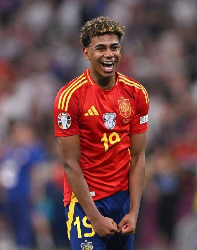 记者：邵佳一将现场观战西海岸vs亚泰，不会参与临场指挥工作（据记者透露，邵佳一将现场观看西海岸对阵亚泰，不参与临场指挥）