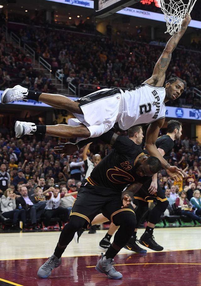 意媒：邓弗里斯的经纪人已换为巴拉特，为转会英超豪门做准备（意媒：邓弗里斯改投经纪人巴拉特，或为转投英超豪门铺路）