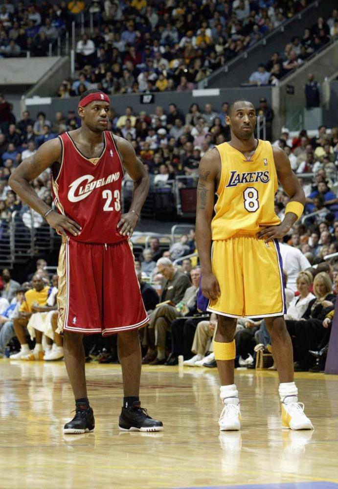 海底捞月！贝恩持球突破 拉杆躲闪防守高难度命中（贝恩强突空中拉杆躲防 高难度上篮命中）