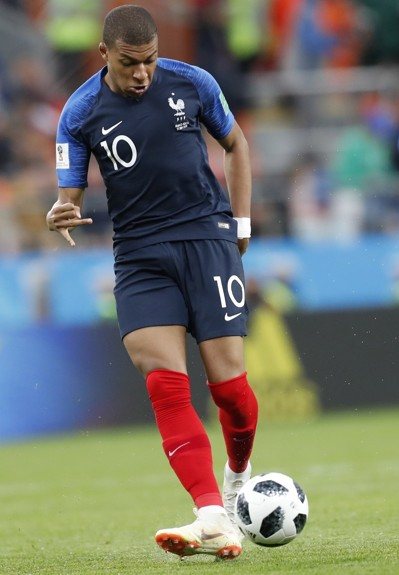 高效发挥！麦基半场11中7贡献17分5篮板（手感爆棚！麦基半场11投7中砍下17分5篮板）