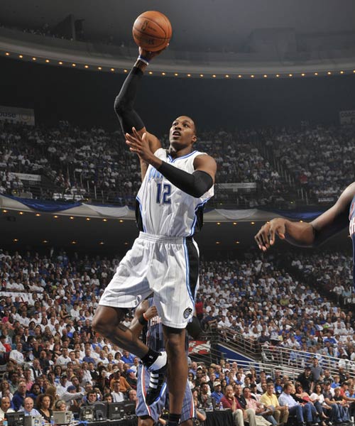 这雪有点大，欧冠赛前一名挪威记者在博德闪耀的球场边线处滑雪（欧冠赛前大雪纷飞，挪威记者在博德闪耀球场边线滑雪）