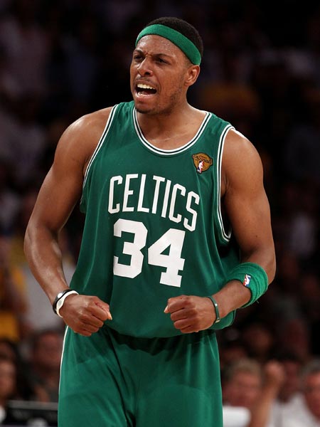 足球国足后防双塔表现稳固（足球国足后防双中卫稳健发挥）