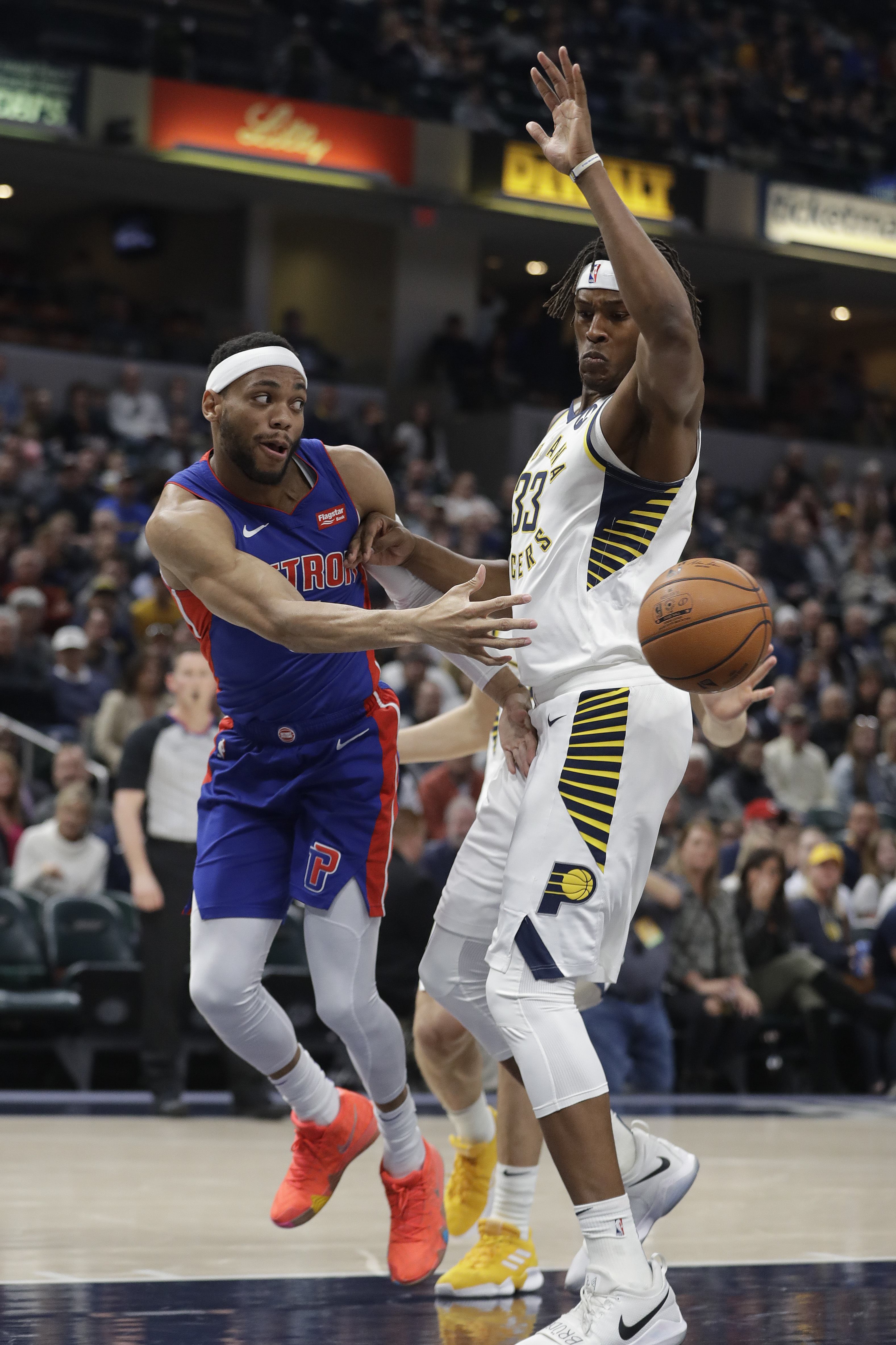 雷迪克：我们有很多掩护战术是为了让詹姆斯获得错位优势（雷迪克：我们通过大量掩护为詹姆斯创造错位优势）