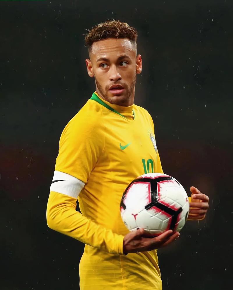 地上足球：偷溜诺坎普释放回归信号？解析梅西为何必重回巴萨（地上足球：夜探诺坎普是回归暗号？深析梅西重返巴萨的必然性）