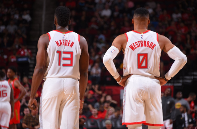 巴西甲前瞻：帕尔梅拉斯遭遇两连败，维多利亚客场状态低迷（巴甲前瞻：帕尔梅拉斯连败承压 维多利亚客场依旧低迷）