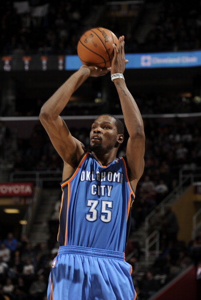 欧冠2-1逆转！巴萨天降神兵：后卫3分钟梅开二度创历史，逼近前八（欧冠2-1翻盘！巴萨奇兵突袭：后卫3分钟梅开二度改写历史，八强在望）