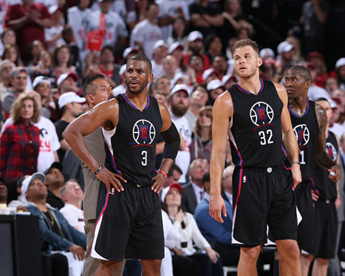 曼联明年还将不得不花巨资买人。（曼联明年仍难免砸重金引援）