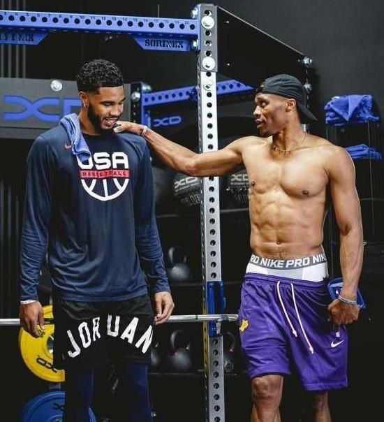 湖人官宣：里夫斯复出第2场左小腿酸痛退赛 三巨头合计缺席29场（湖人公告：里夫斯复出次战因左小腿酸痛提前退赛，三巨头累计缺阵29场）