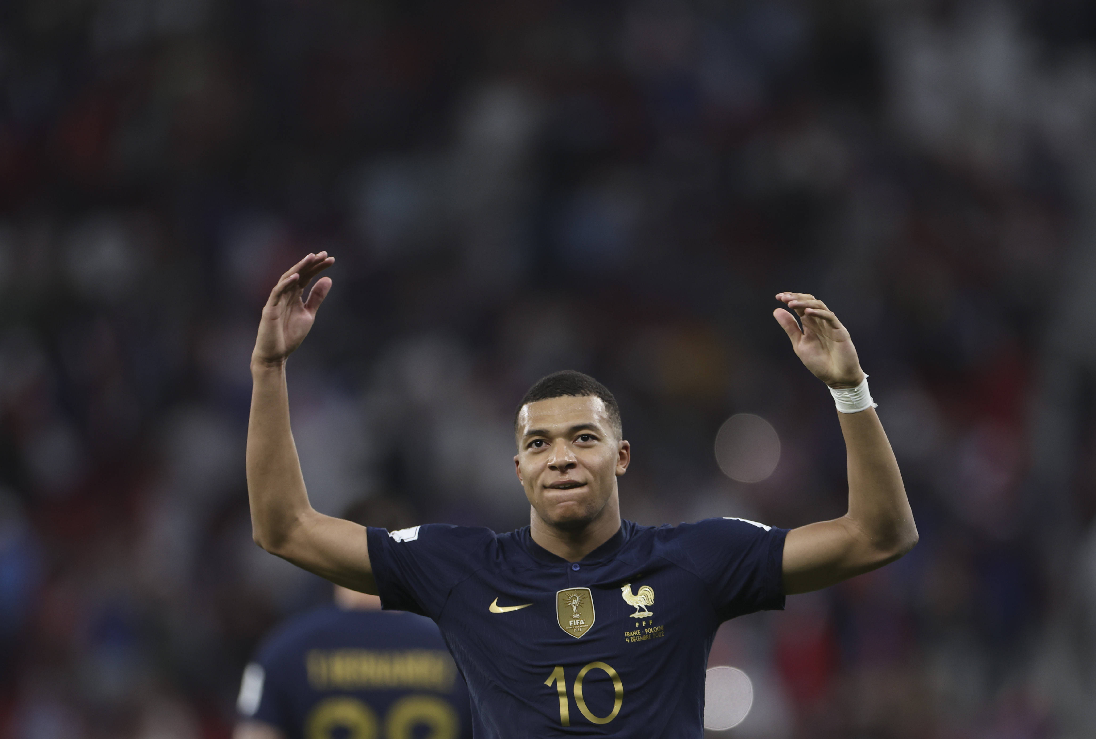 状态很一般！杰伦·布朗半场12中4拿到全队最高11分 另有4板（杰伦·布朗状态平平：半场12投4中拿下队内最高11分+4篮板）