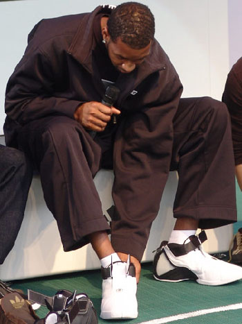 孔帕尼：乌尔比希会成长为非常出色的门将，他经常休息日加练（孔帕尼看好乌尔比希：休息日常主动加练，未来将成出色门将）