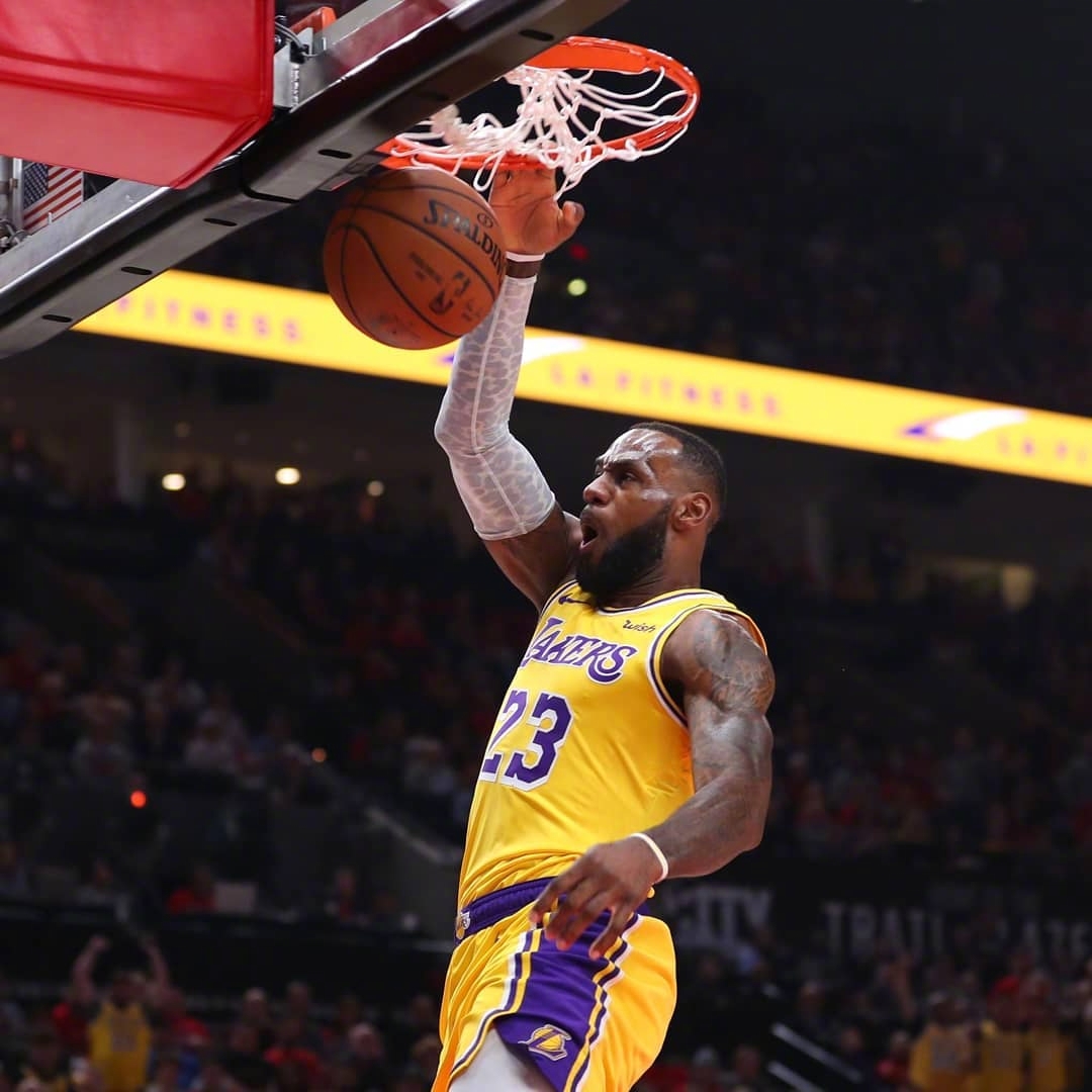 特伦斯·克劳福德因拒缴WBC制裁费被剥夺拳王头衔，引发争议，拳迷对其立场分化，争议持续。（因拒缴WBC制裁费，特伦斯·克劳福德被撤销拳王头衔；风波未息，拳迷立场分化）