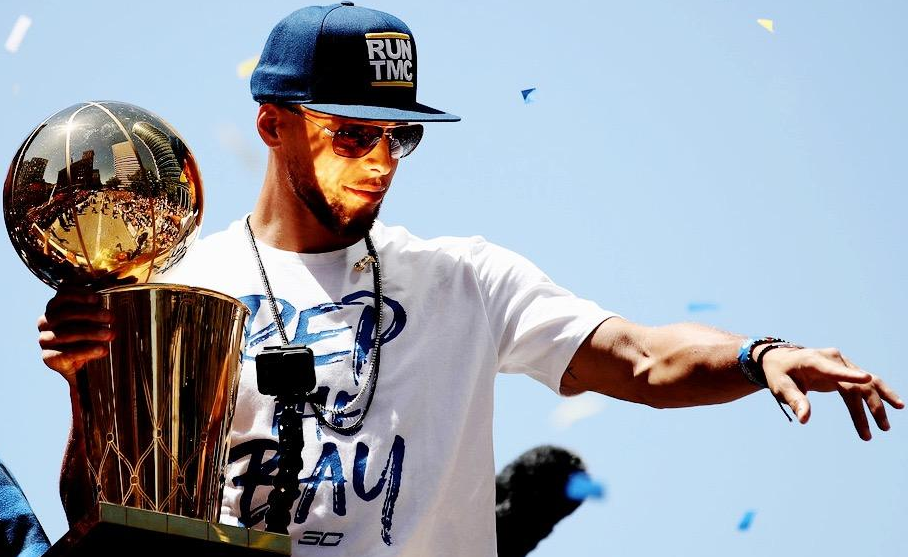 势大力沉！鄢手骐上篮不中 奥利弗跟进双手暴力补扣（气势如虹！鄢手骐上篮打铁 奥利弗跟进双手重磅补扣）